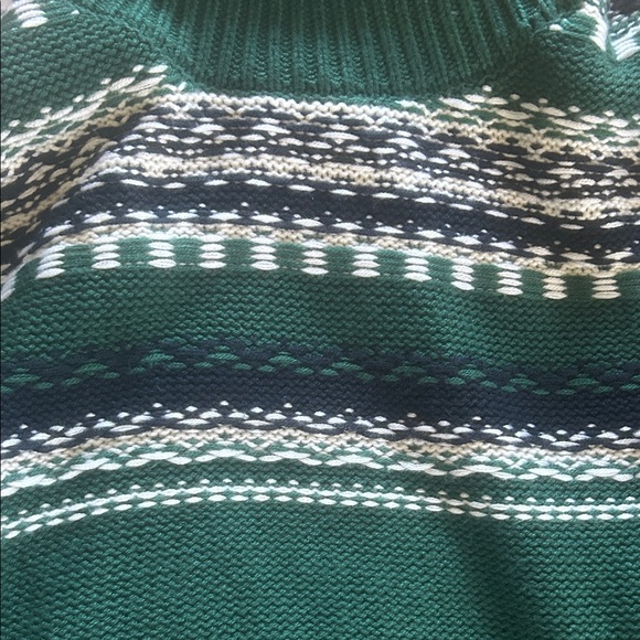 Elegant Green and White Turtleneck Sweater - Picture 3 of 3